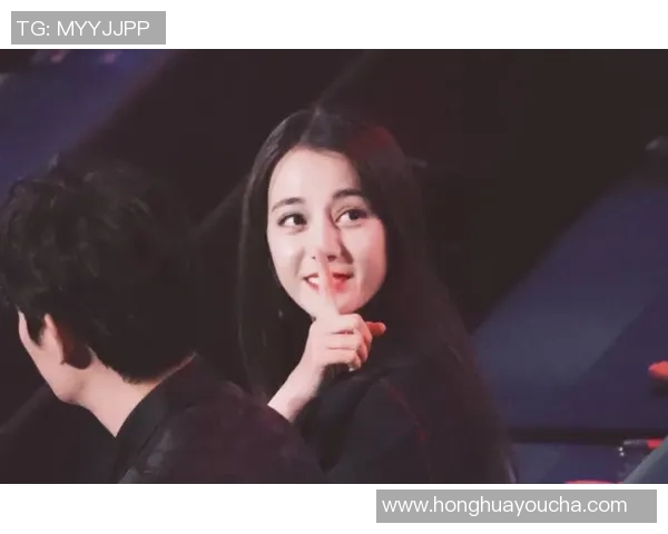 足球明星用独特手势向热巴表白引发热议网友纷纷点赞支持